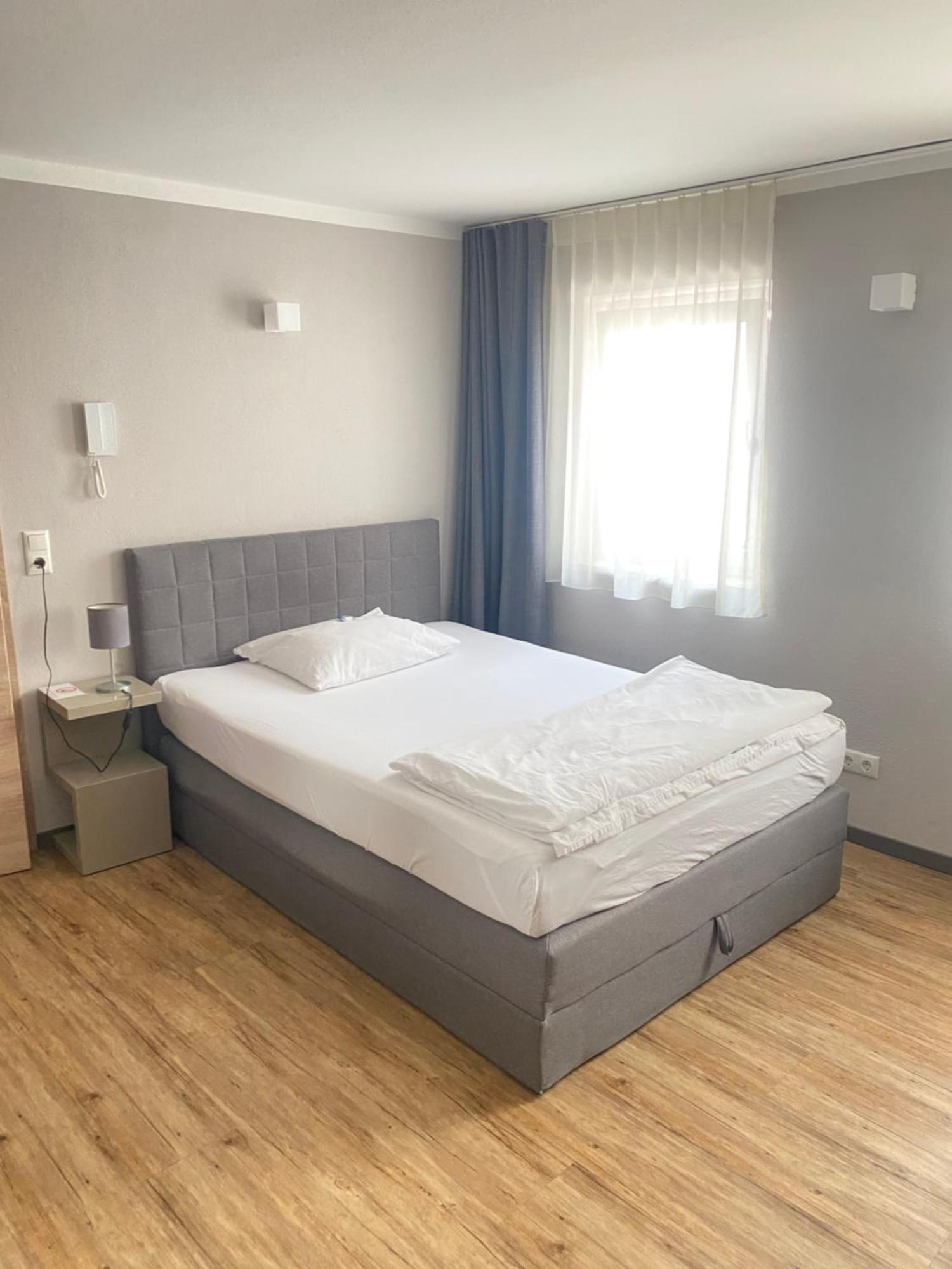 Motel Q - Das Kleine Stadthotel Dingolfing Extérieur photo