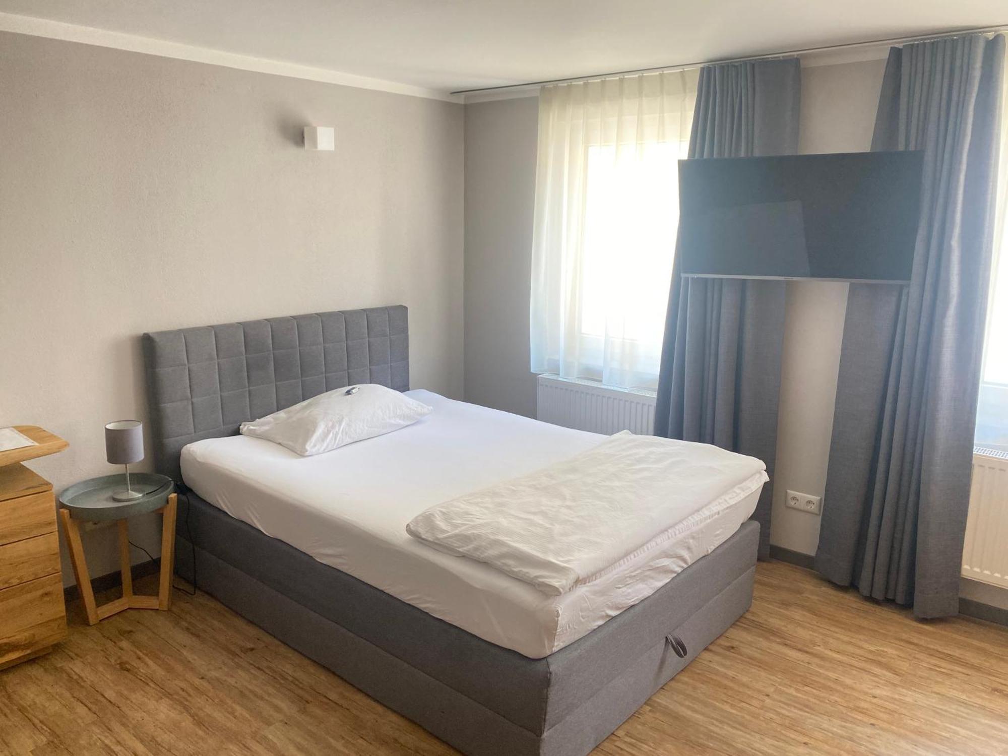 Motel Q - Das Kleine Stadthotel Dingolfing Extérieur photo